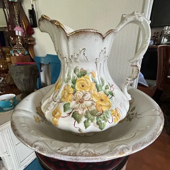 LARGE Antique Water Pitcher and Bowl Wash Basin, image size:580x580